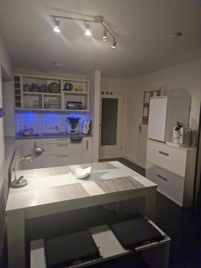 Souterrain-Wohnung Mit Kostenlosem Stellplatz Leipzig Bagian luar foto